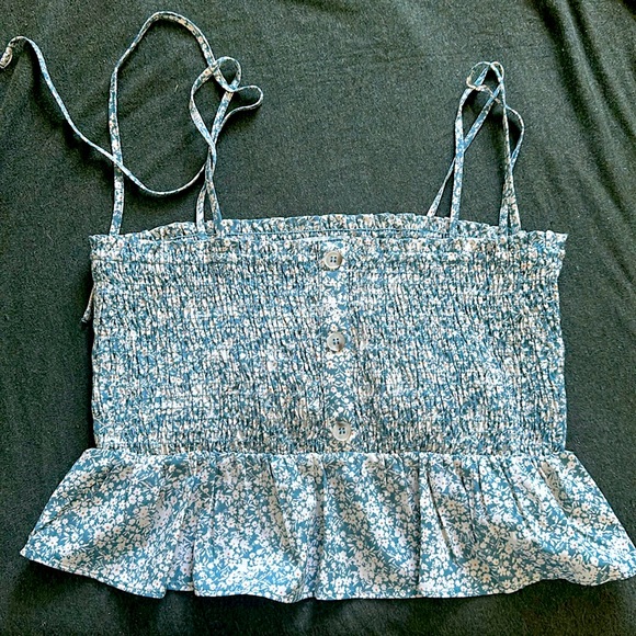 Cute flower top with asjustable strings that tie on your shoulders. - Picture 1 of 2